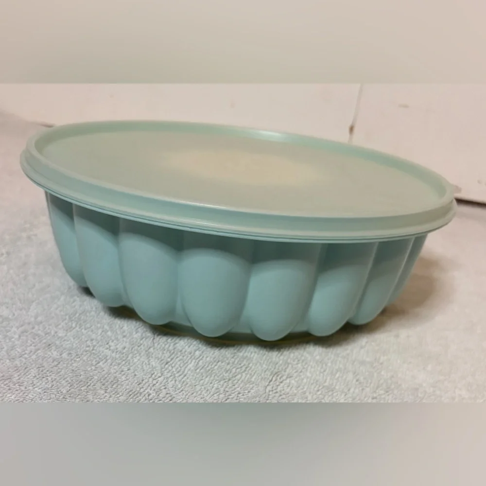 Vintage Tupperware Fluted 9